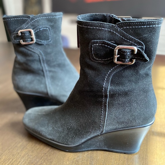 La Canadienne
Geri Waterproof Suede Wedge Bootie - Picture 8 of 11